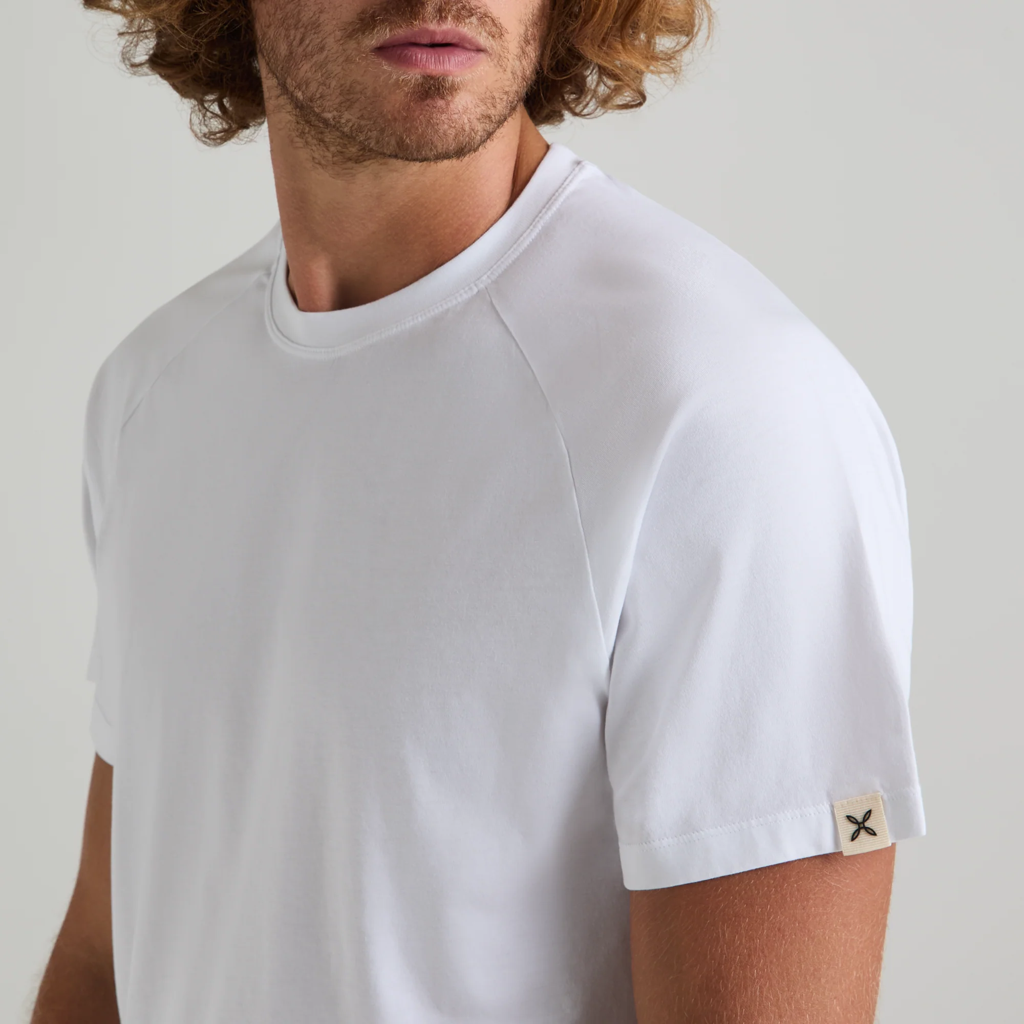 MINIMAL LOGO T-SHIRT - Image 11