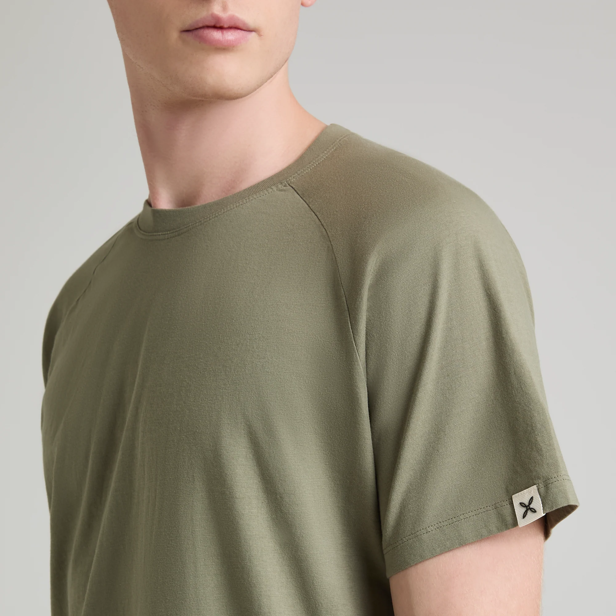 MINIMAL LOGO T-SHIRT - Image 14